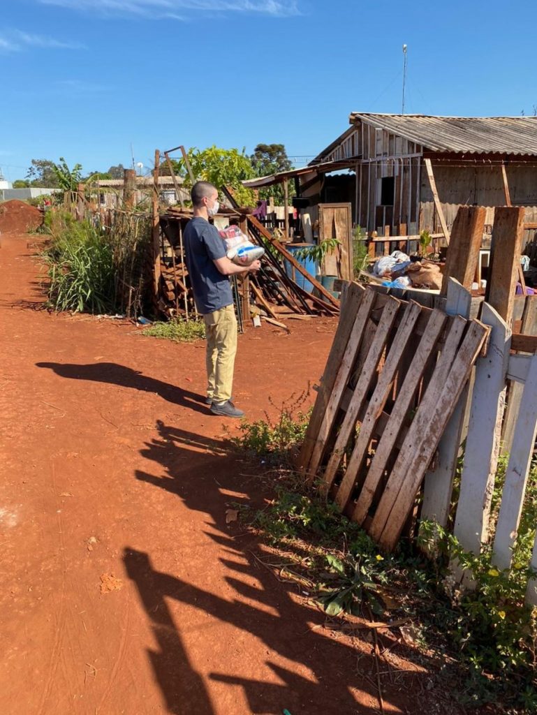Gabriel Smaniotto de Foz do Iguaçu repassa doações arrecadas em show online e se prepara para mais uma live 3 Voluntários entregam doações a famílias necessitadas de Foz do Iguaçu. Foto Arquivo Pessoal 2