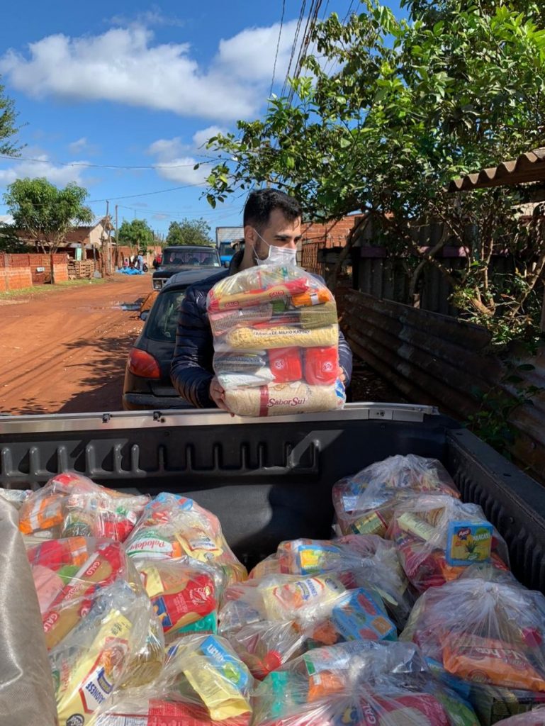 Gabriel Smaniotto de Foz do Iguaçu repassa doações arrecadas em show online e se prepara para mais uma live 2 Voluntários entregam doações a famílias necessitadas de Foz do Iguaçu. Foto Arquivo Pessoal