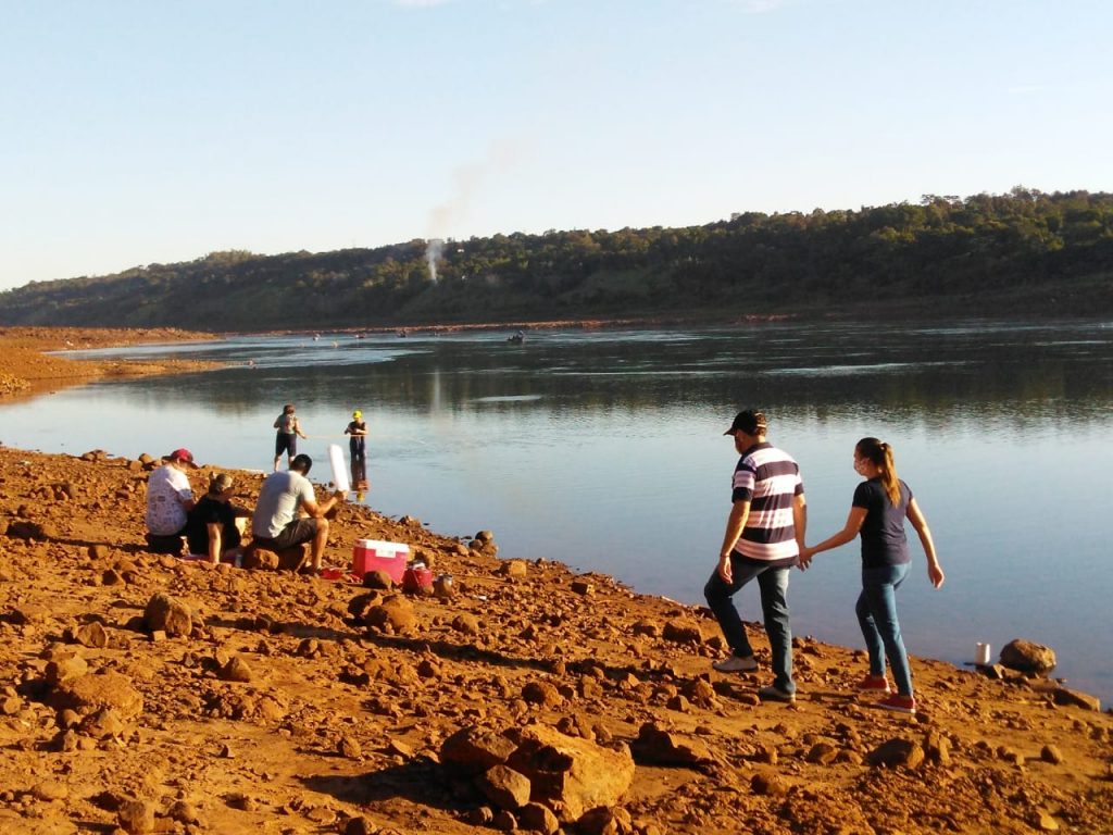 Moradores aproveitam baixa vazão para 'reencontrar' as barrancas dos rios de Foz do Iguaçu. VEJA FOTOS! 3 barranca rio parana2