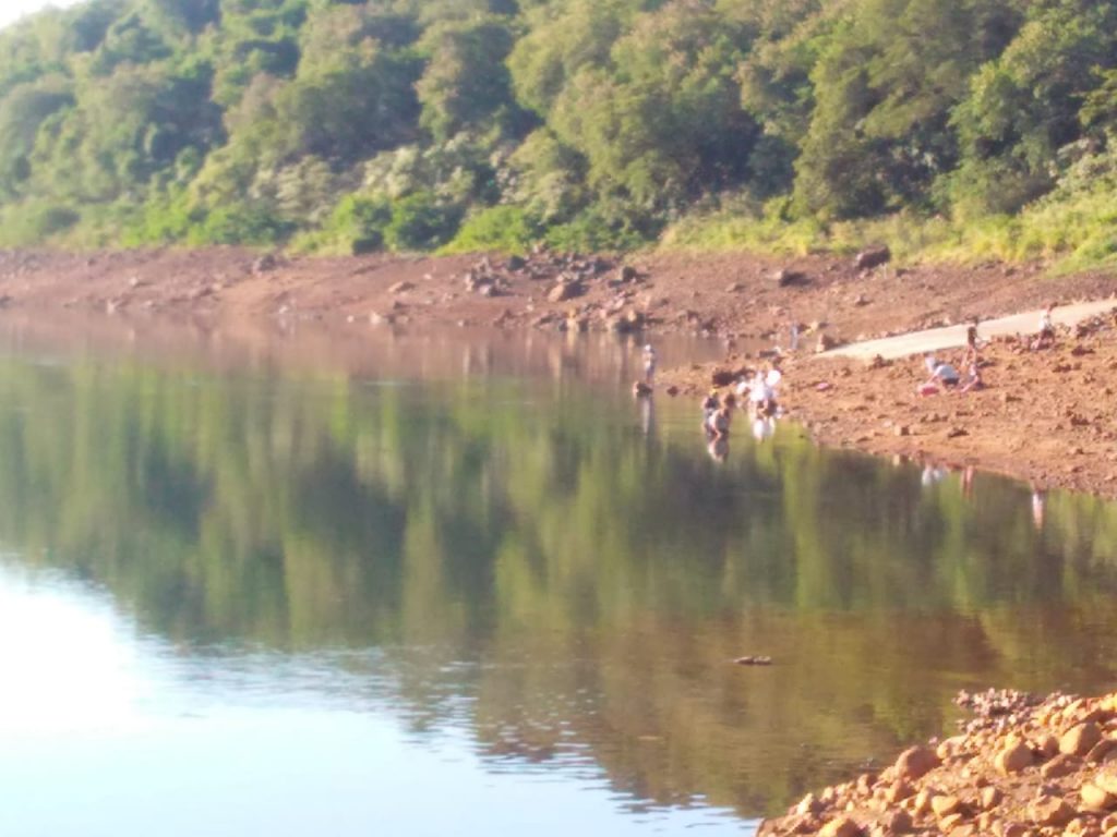 Moradores aproveitam baixa vazão para 'reencontrar' as barrancas dos rios de Foz do Iguaçu. VEJA FOTOS! 4 barranca rio parana3