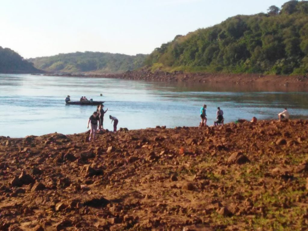 Moradores aproveitam baixa vazão para 'reencontrar' as barrancas dos rios de Foz do Iguaçu. VEJA FOTOS! 7 barranca rio parana7