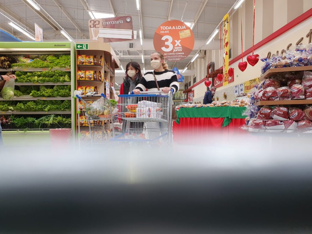 Fotos mostram a movimentação em supermercado de Curitiba na véspera do Dia das Mães. VEJA! 2 mercado curitiba2