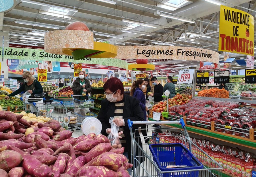 Fotos mostram a movimentação em supermercado de Curitiba na véspera do Dia das Mães. VEJA! 4 mercado curitiba4