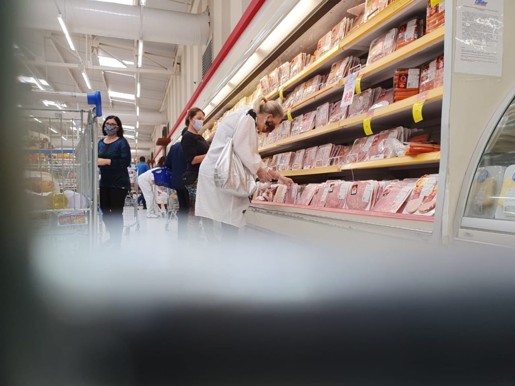 Fotos mostram a movimentação em supermercado de Curitiba na véspera do Dia das Mães. VEJA! 5 mercado curitiba5
