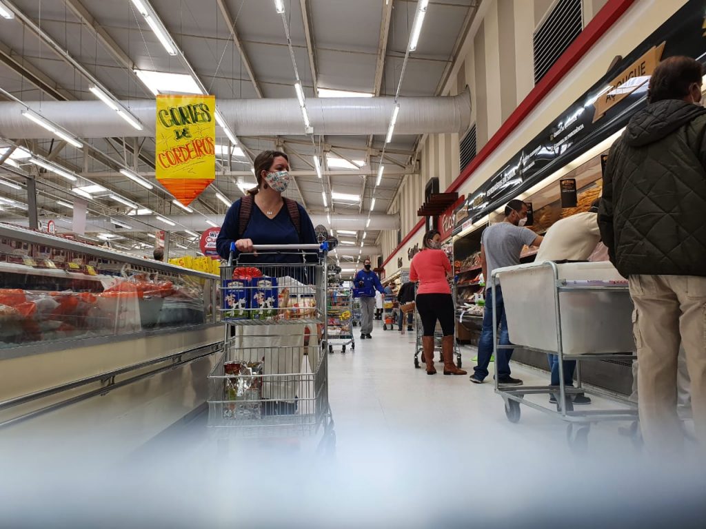 Fotos mostram a movimentação em supermercado de Curitiba na véspera do Dia das Mães. VEJA! 6 mercado curitiba6