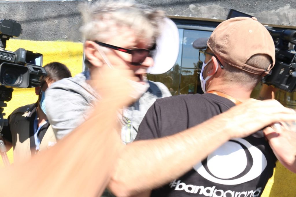 Apoiadores de Moro e Bolsonaro se enfrentam em Curitiba. Repórter da RIC TV Record agredido. Veja fotos! 2 moro x bolsonaro curitiba1