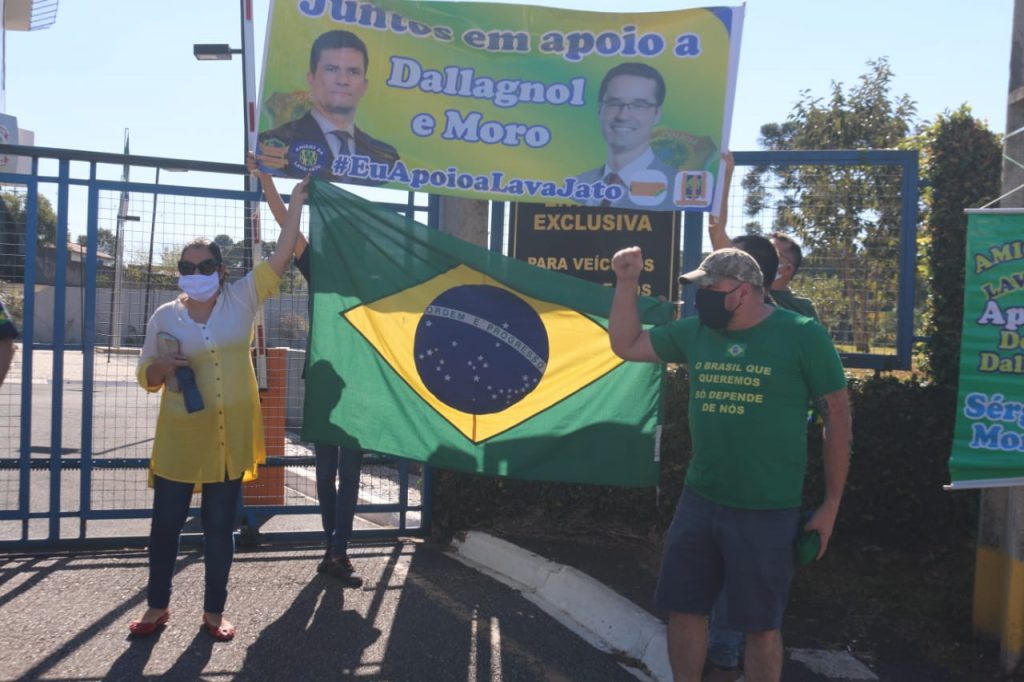 Apoiadores de Moro e Bolsonaro se enfrentam em Curitiba. Repórter da RIC TV Record agredido. Veja fotos! 11 moro x bolsonaro curitiba10