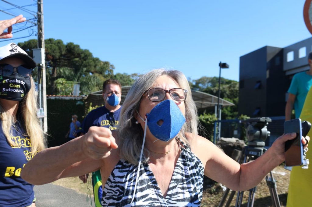 Apoiadores de Moro e Bolsonaro se enfrentam em Curitiba. Repórter da RIC TV Record agredido. Veja fotos! 12 moro x bolsonaro curitiba11