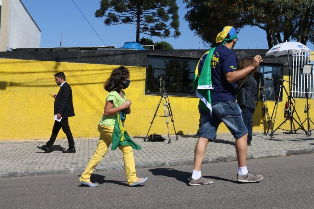 Apoiadores de Moro e Bolsonaro se enfrentam em Curitiba. Repórter da RIC TV Record agredido. Veja fotos! 4 moro x bolsonaro curitiba3