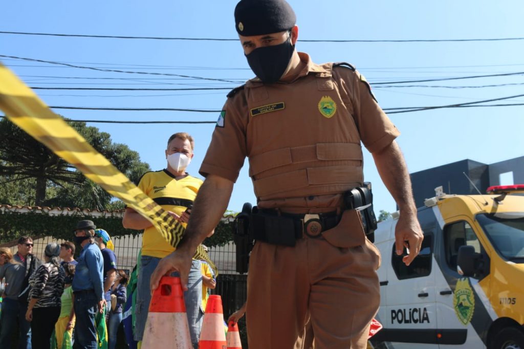 Apoiadores de Moro e Bolsonaro se enfrentam em Curitiba. Repórter da RIC TV Record agredido. Veja fotos! 5 moro x bolsonaro curitiba4