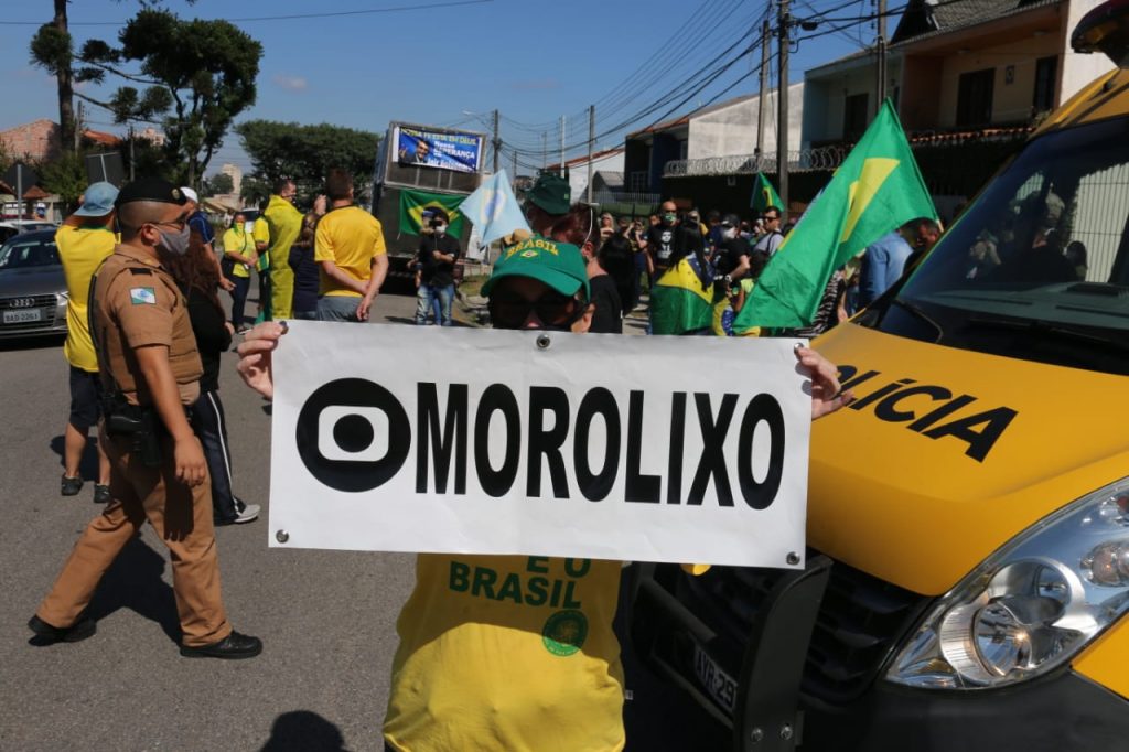 Apoiadores de Moro e Bolsonaro se enfrentam em Curitiba. Repórter da RIC TV Record agredido. Veja fotos! 6 moro x bolsonaro curitiba5