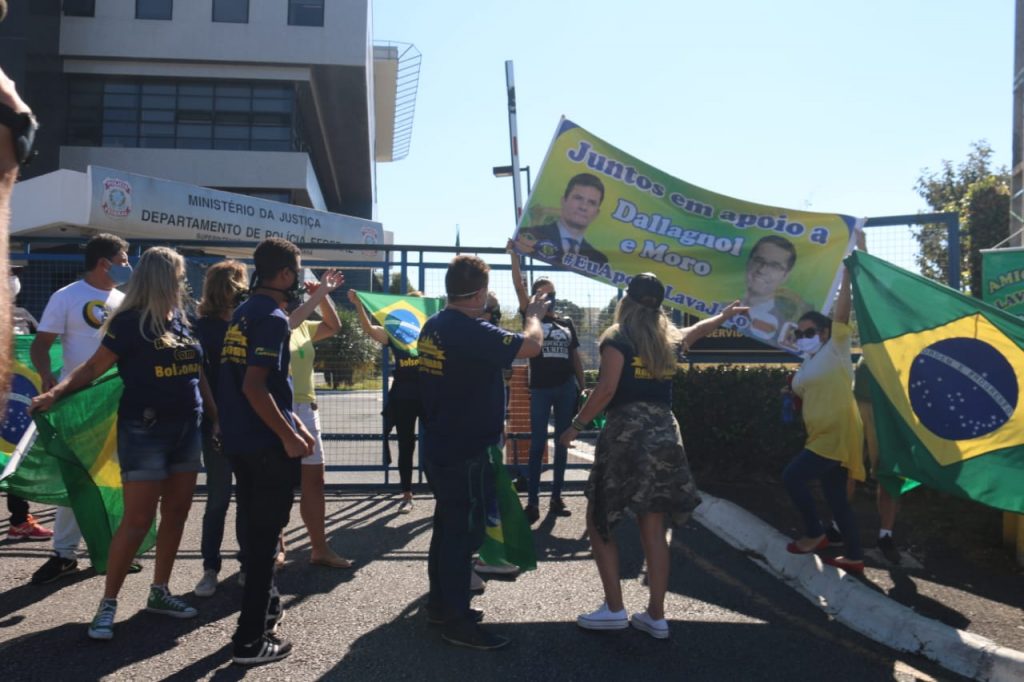Apoiadores de Moro e Bolsonaro se enfrentam em Curitiba. Repórter da RIC TV Record agredido. Veja fotos! 7 moro x bolsonaro curitiba6