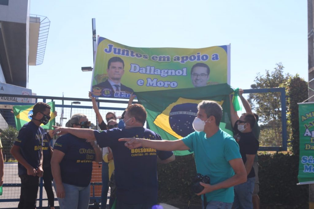 Apoiadores de Moro e Bolsonaro se enfrentam em Curitiba. Repórter da RIC TV Record agredido. Veja fotos! 8 moro x bolsonaro curitiba7