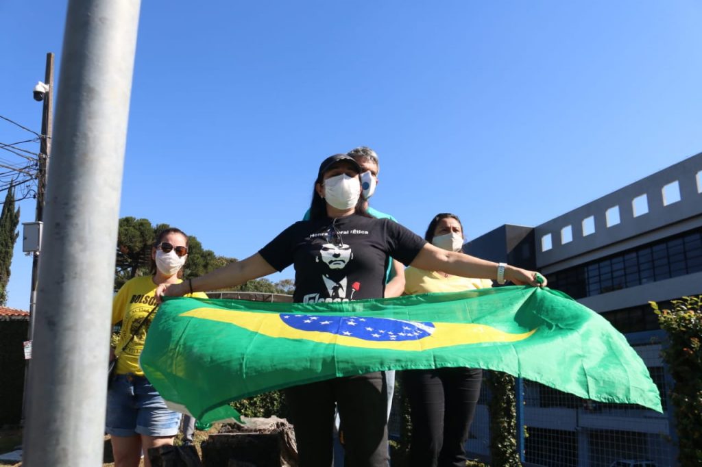 Apoiadores de Moro e Bolsonaro se enfrentam em Curitiba. Repórter da RIC TV Record agredido. Veja fotos! 9 moro x bolsonaro curitiba8