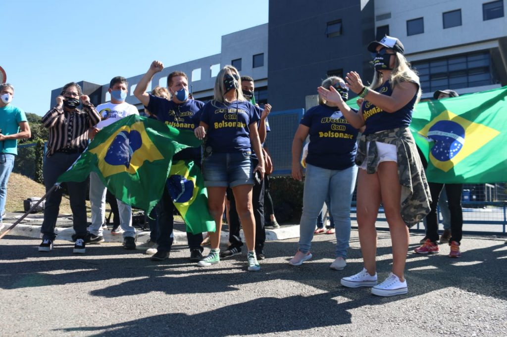 Apoiadores de Moro e Bolsonaro se enfrentam em Curitiba. Repórter da RIC TV Record agredido. Veja fotos! 10 moro x bolsonaro curitiba9