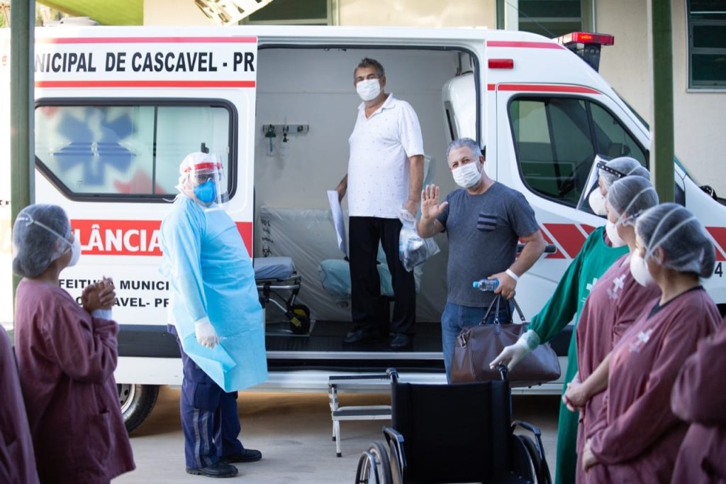 Mais seis pacientes de Foz do Iguaçu, Medianeira, Cascavel e Toledo recebem alta do Hospital Municipal. Veja fotos! 6 Alta paciente Fotos Thiago Dutra 5