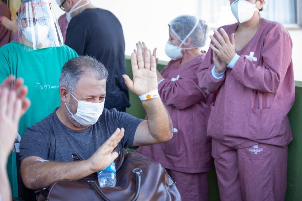 Mais seis pacientes de Foz do Iguaçu, Medianeira, Cascavel e Toledo recebem alta do Hospital Municipal. Veja fotos! 7 Alta paciente Fotos Thiago Dutra 6