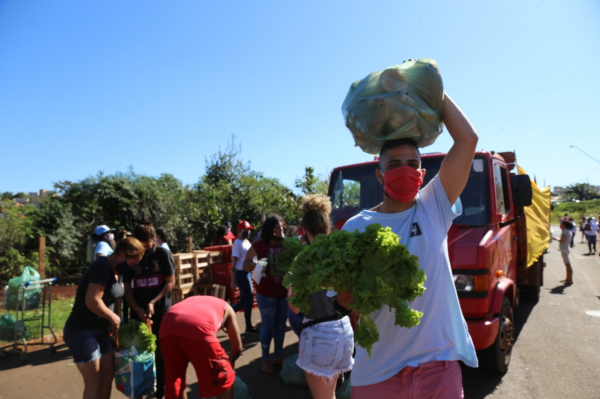 Doação de alimentos Foto Wellington Lenon MST PR