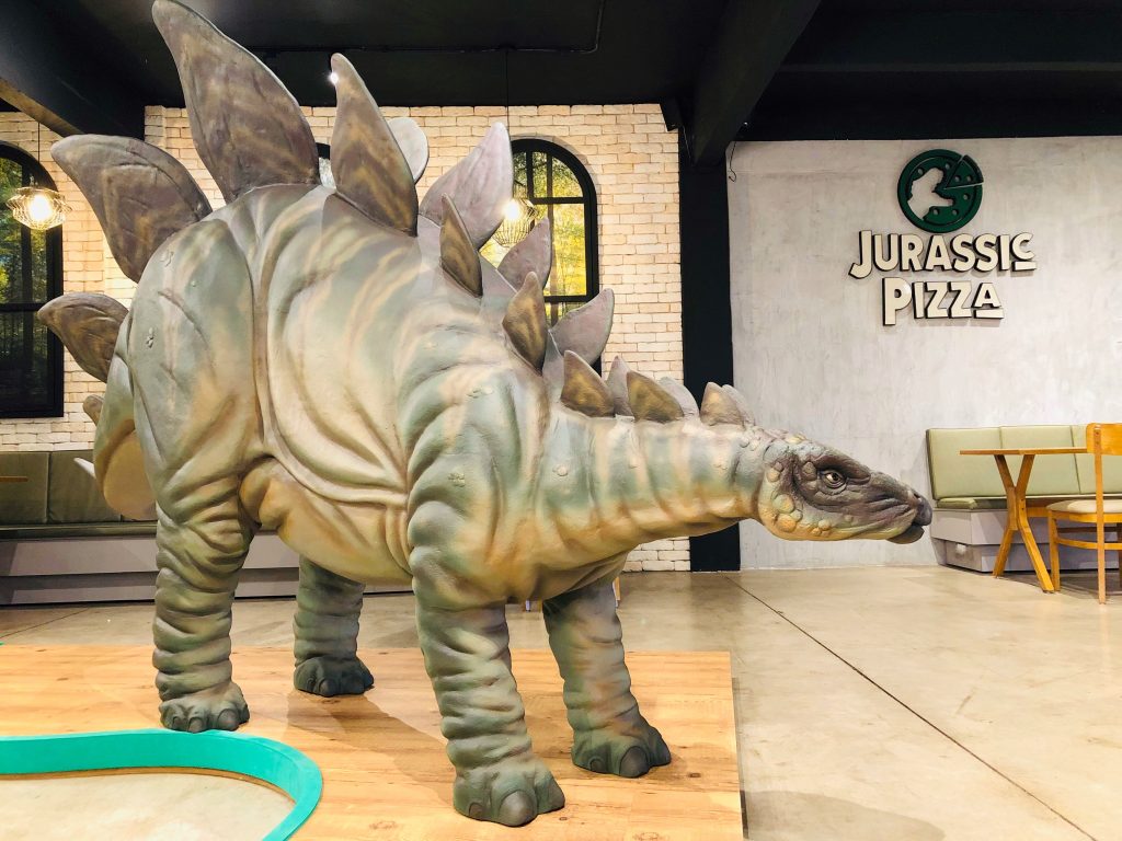 Pizzaria que virou atração em Foz reabre nesta terça com novo dinossauro na decoração 1 Esculturas de dinossauros espalhadas pelo salão simbolizam adaptações para atender e proteger clientes e funcionários. Foto Divulgação