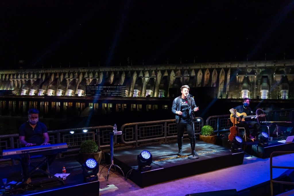 Em fim de tarde mágico, show de Gabriel Smaniotto marca reabertura responsável do turismo de Foz 1 Live solidária Itaipu 2