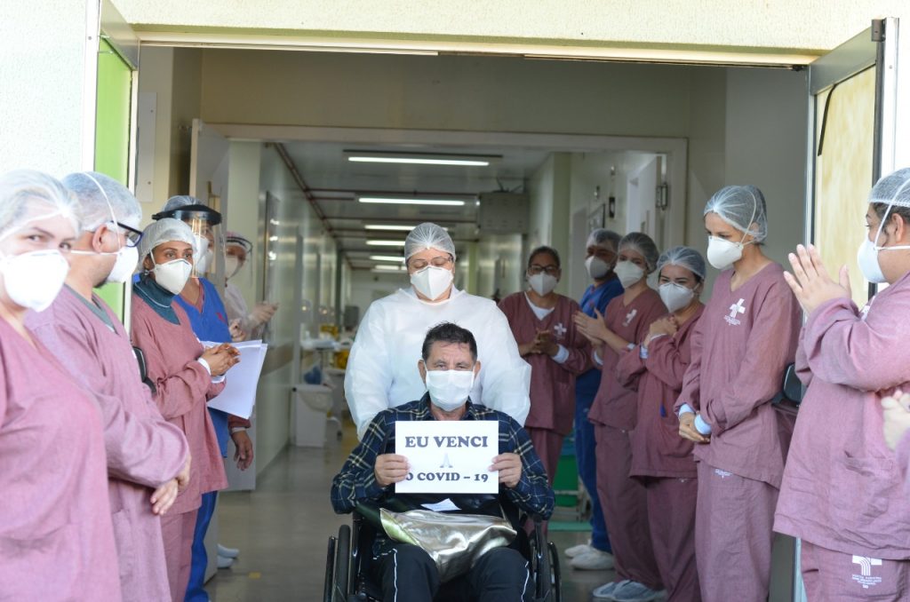 Hospital Municipal de Foz do Iguaçu registra a 13ª alta de paciente recuperado da Covid-19 2 paciente alta2