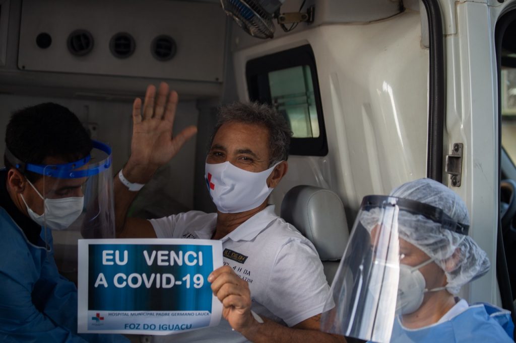 Hospital Municipal de Foz do Iguaçu registra alta do centésimo paciente recuperado da Covid-19. VEJA FOTOS! 2 Alta hospitalar covid 1