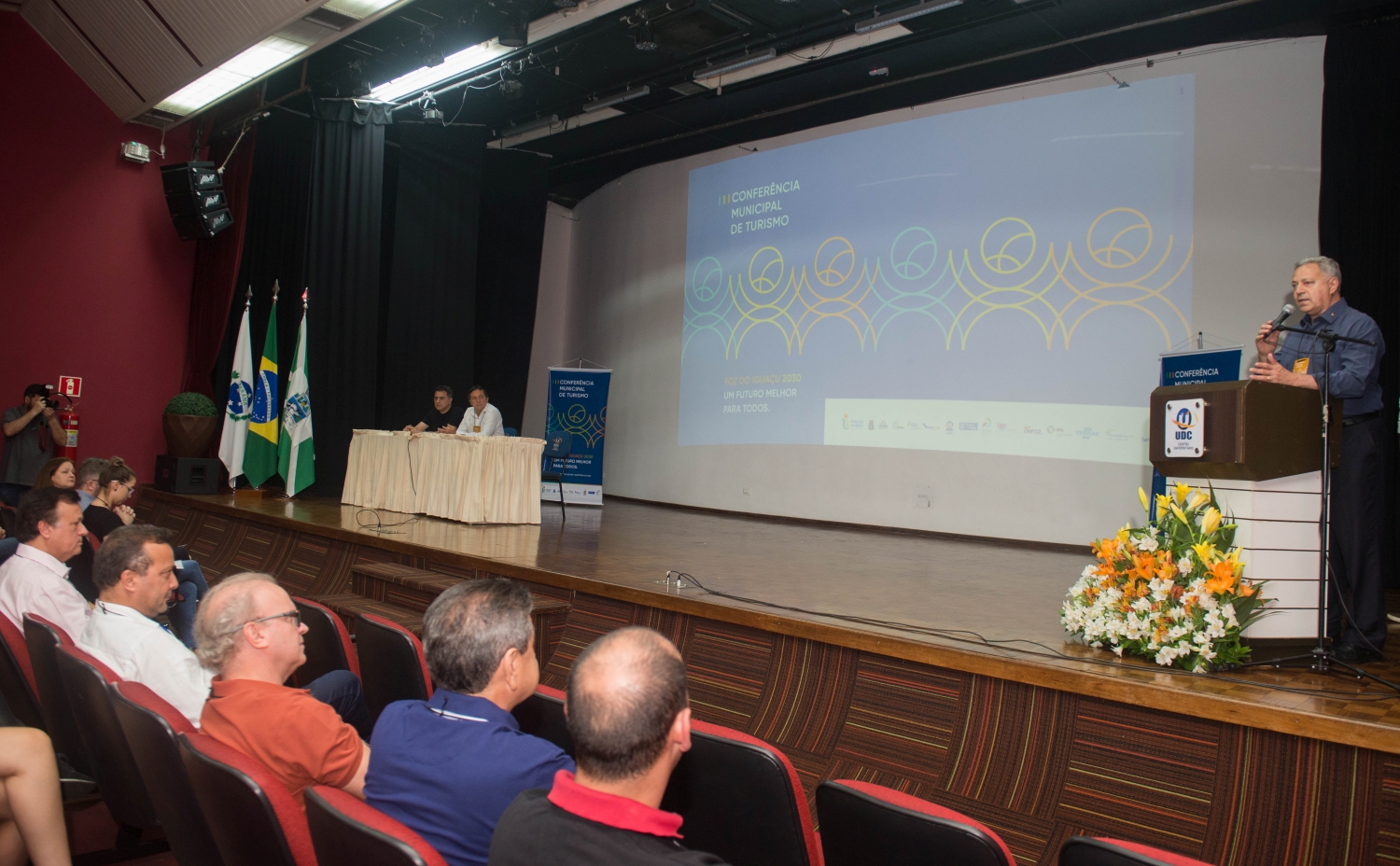 Carlos Silva em explanação aos participantes da Conferência de Turismo foto Marcos Labanca Arquivo