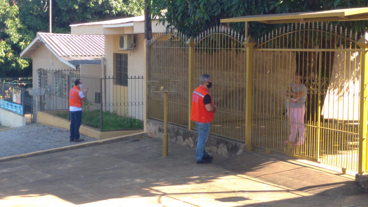Equipes de Orientação da Prefeitura estão percorrendo o bairro para informar os moradores sobre as novas medidas
