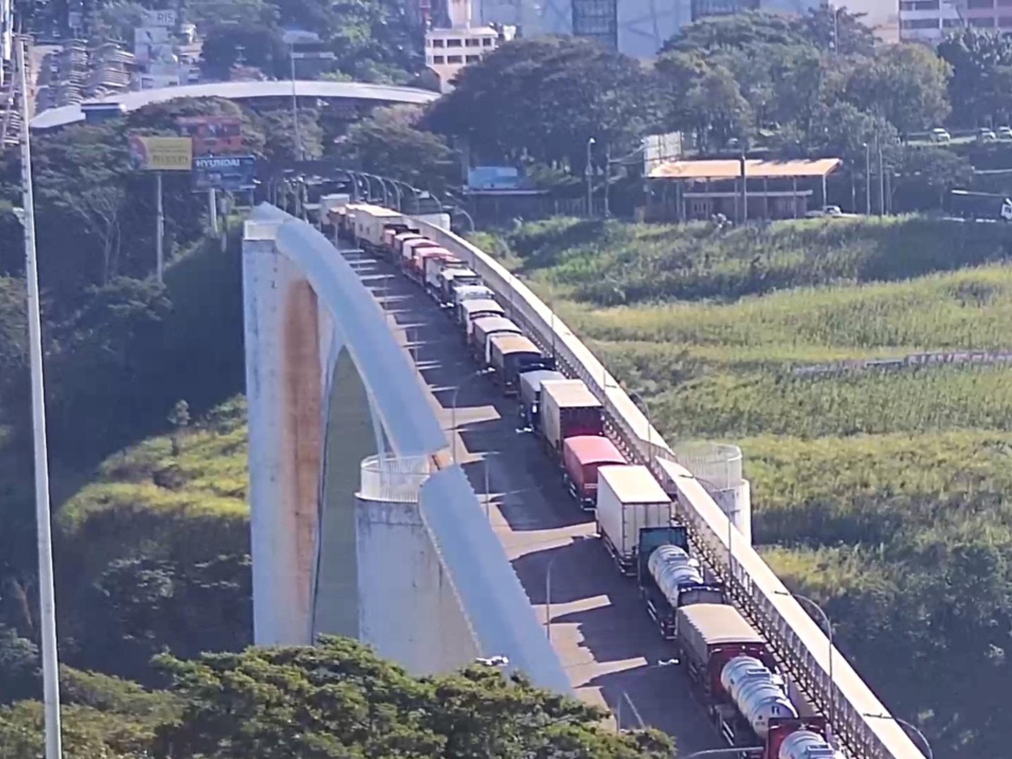 Fila de caminhões Ponte da Amizade Foto Wilson Ferreira UH