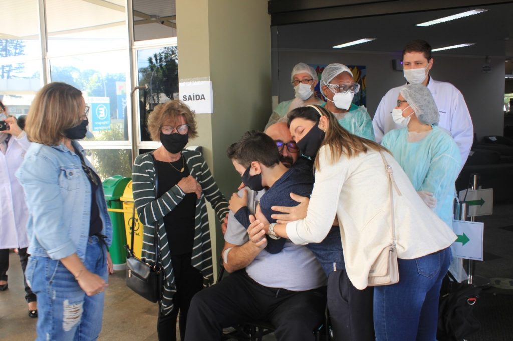 Pacientes do HMCC vencem a covid-19 e têm reencontros emocionantes com a família 1 alta hospital itaipu1