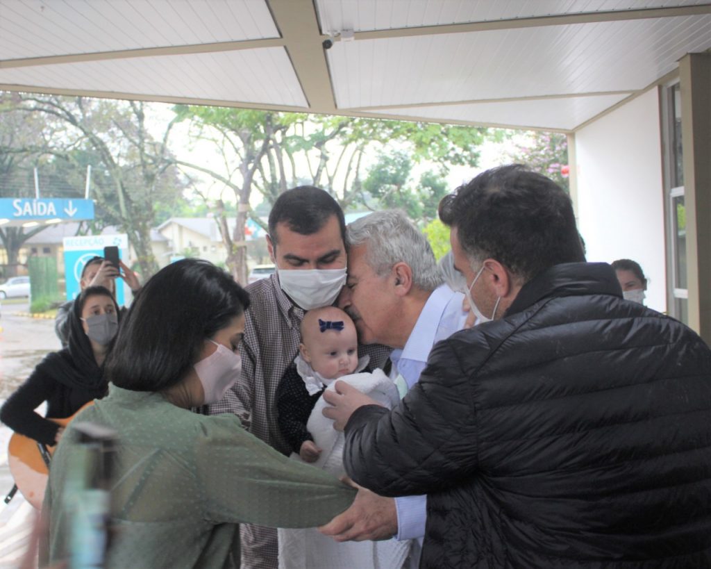 Empresário de 70 anos vence a covid-19 e tem reencontro emocionante com a família que homenageia a equipe 2 Alta hospitalar HMCC