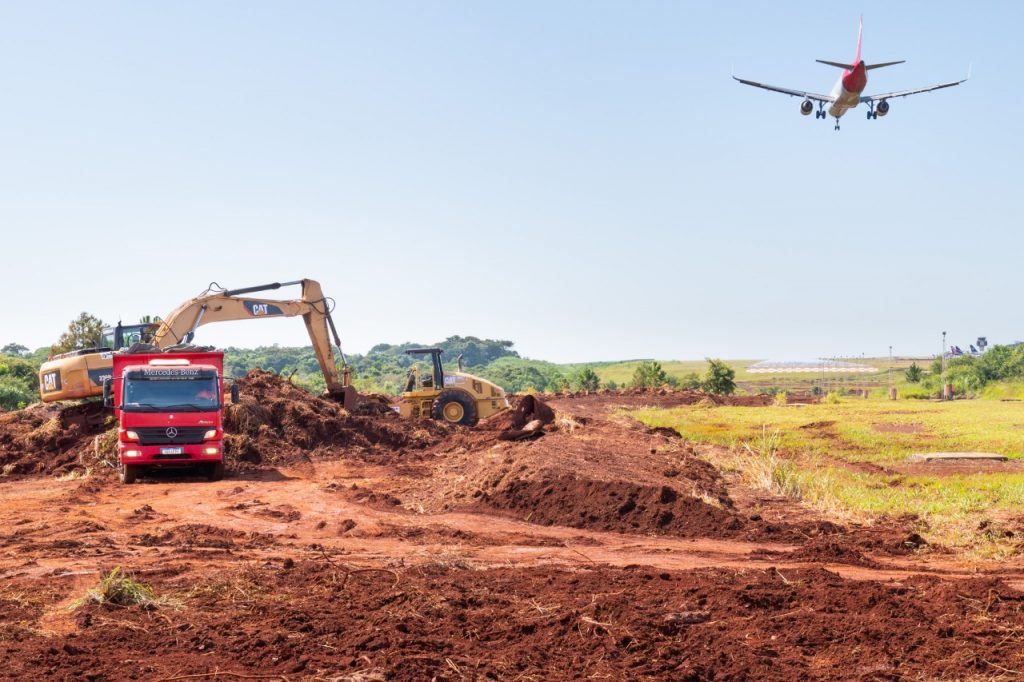 Silva e Luna completa um ano e meio à frente de Itaipu, com gestão reestruturada e voltada para a região 2 Ampliação do pista de pouso e decolagem do Aeroporto Internacional de Foz do Iguaçu. Foto Sara Cheida Itaipu Binacional