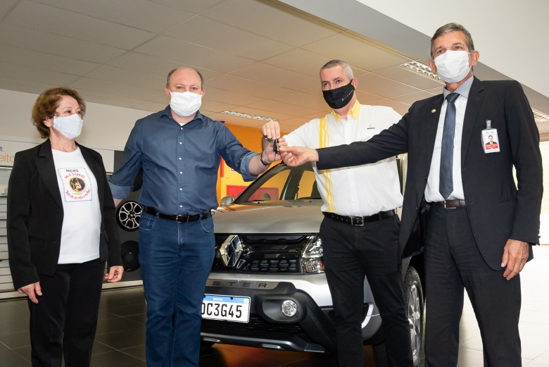 Após ação na Itaipu, Renault doa veículo para projeto social de Foz do Iguaçu 1 Participaram da entrega representantes da Itaipu da Renault e da Cáritas. Foto Rubens Fraulini Itaipu Binacional