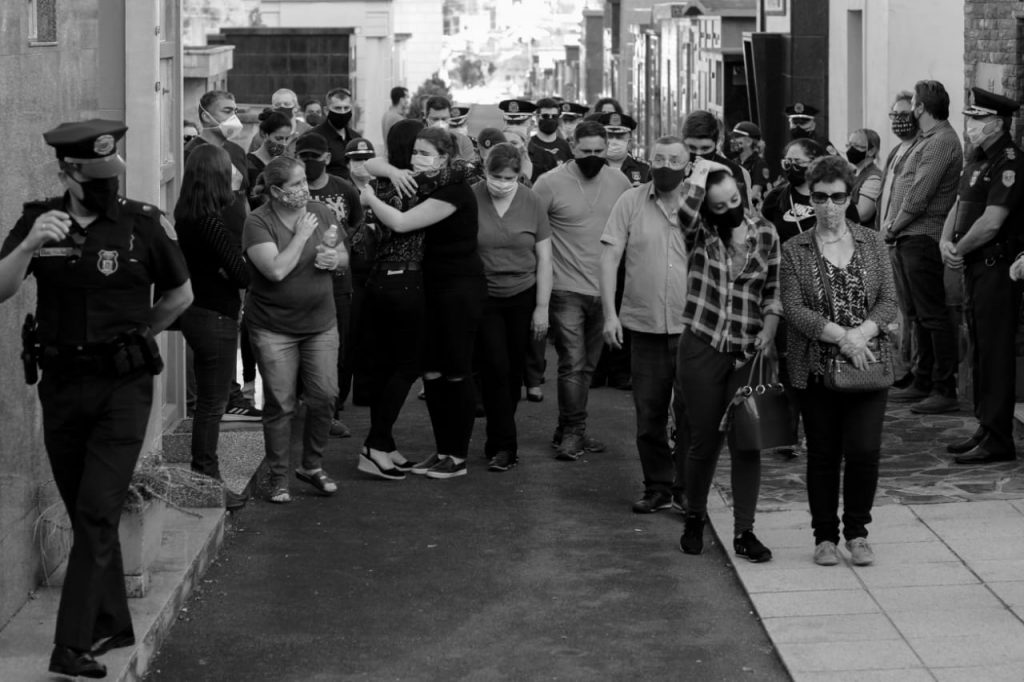 Comandante da GM de Curitiba morre devido a Covid-19 e enterro é marcado por homenagem e emoção. Veja fotos! 2 comandante gm curitiba