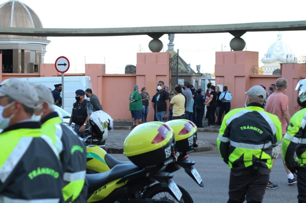 Comandante da GM de Curitiba morre devido a Covid-19 e enterro é marcado por homenagem e emoção. Veja fotos! 3 comandante gm curitiba1