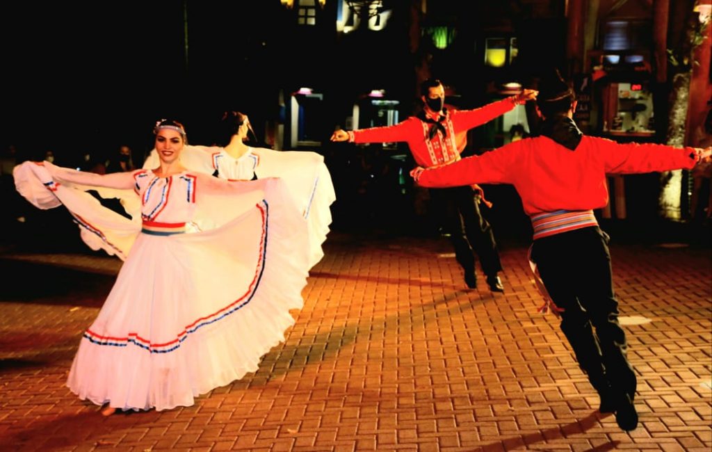 Com a reabertura do Marco das 3 Fronteiras, voltaram as apresentações culturais no atrativo. VEJA FOTOS! 1 danca no marco 3 fronteiras 1