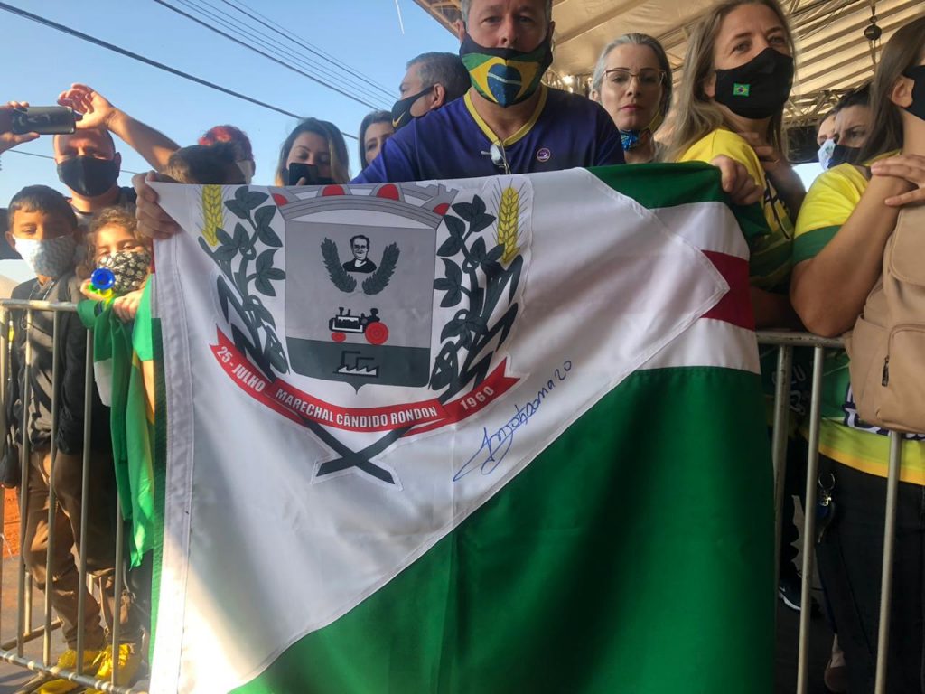 Multidão aguarda chegada de Bolsonaro para lançar pedra fundamental de duplicação da BR-469. Veja fotos! 1 espera de bolsonaro1