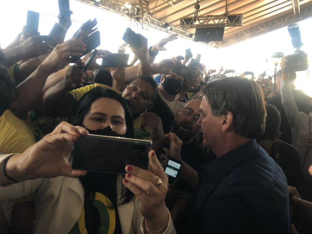 Multidão aguarda chegada de Bolsonaro para lançar pedra fundamental de duplicação da BR-469. Veja fotos! 9 espera de bolsonaro10