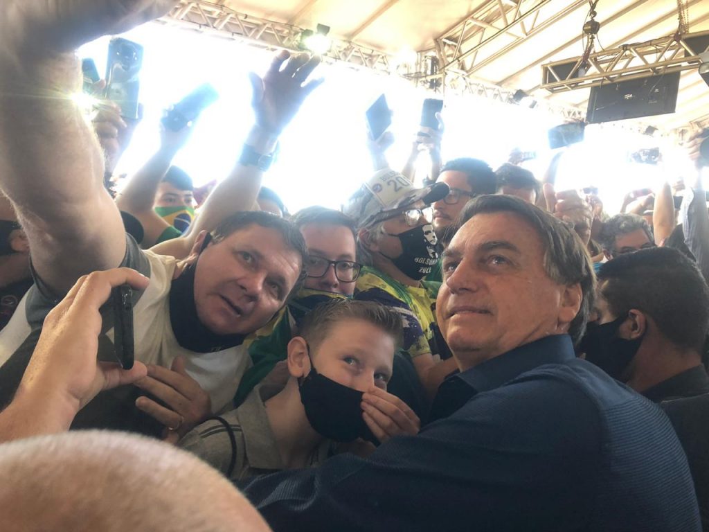 Multidão aguarda chegada de Bolsonaro para lançar pedra fundamental de duplicação da BR-469. Veja fotos! 10 espera de bolsonaro11