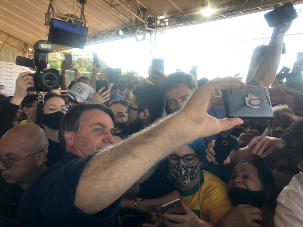 Multidão aguarda chegada de Bolsonaro para lançar pedra fundamental de duplicação da BR-469. Veja fotos! 11 espera de bolsonaro12