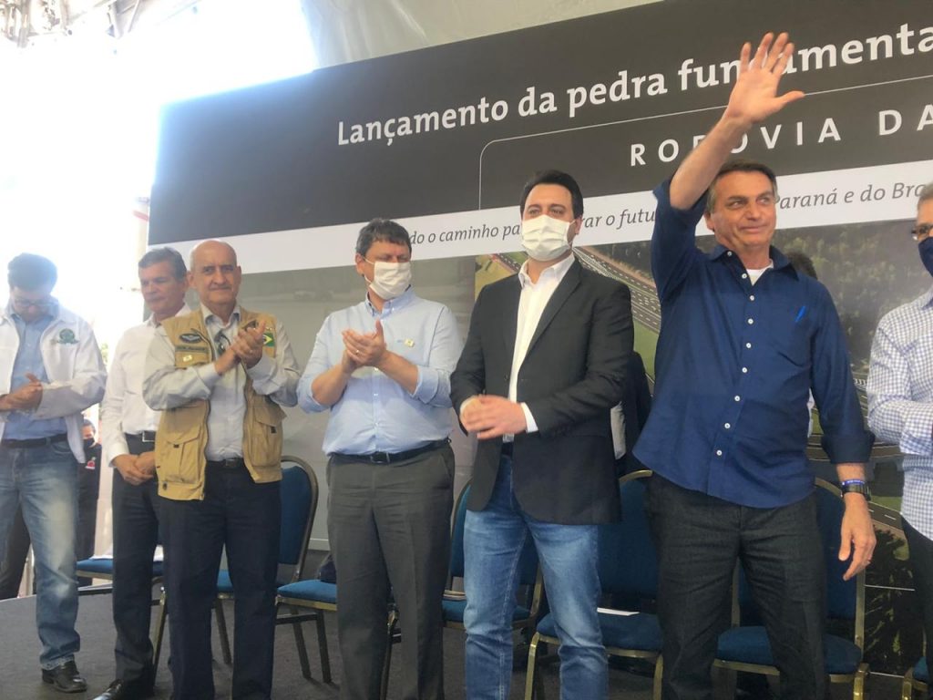 Multidão aguarda chegada de Bolsonaro para lançar pedra fundamental de duplicação da BR-469. Veja fotos! 12 espera de bolsonaro13