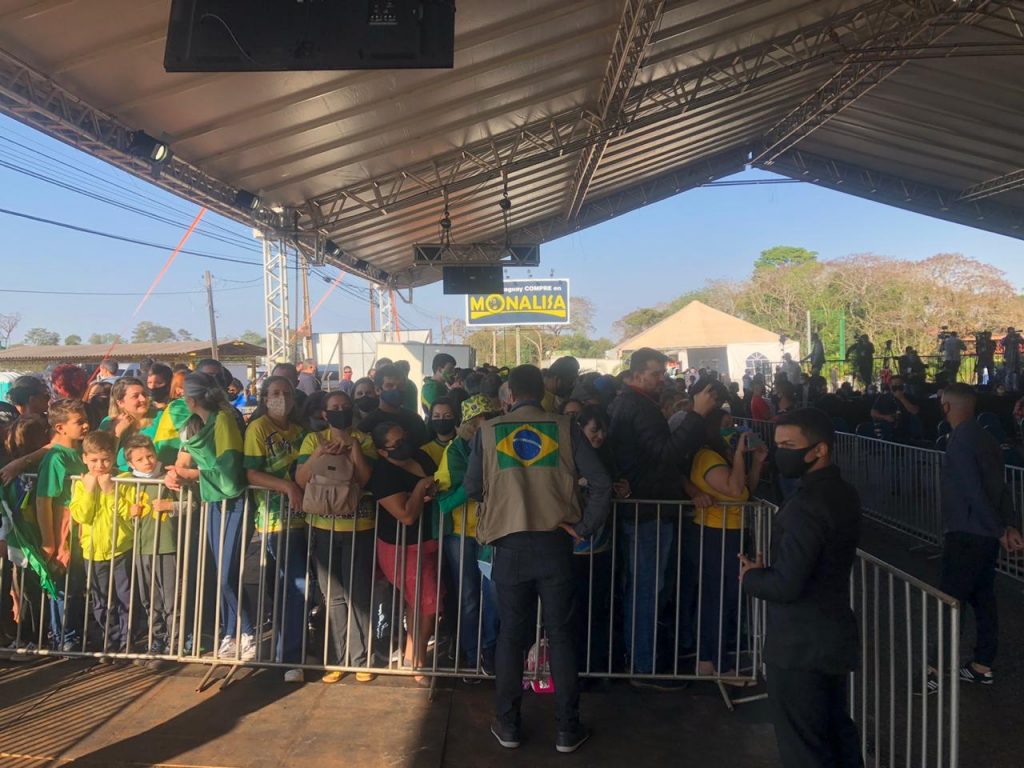 Multidão aguarda chegada de Bolsonaro para lançar pedra fundamental de duplicação da BR-469. Veja fotos! 2 espera de bolsonaro3