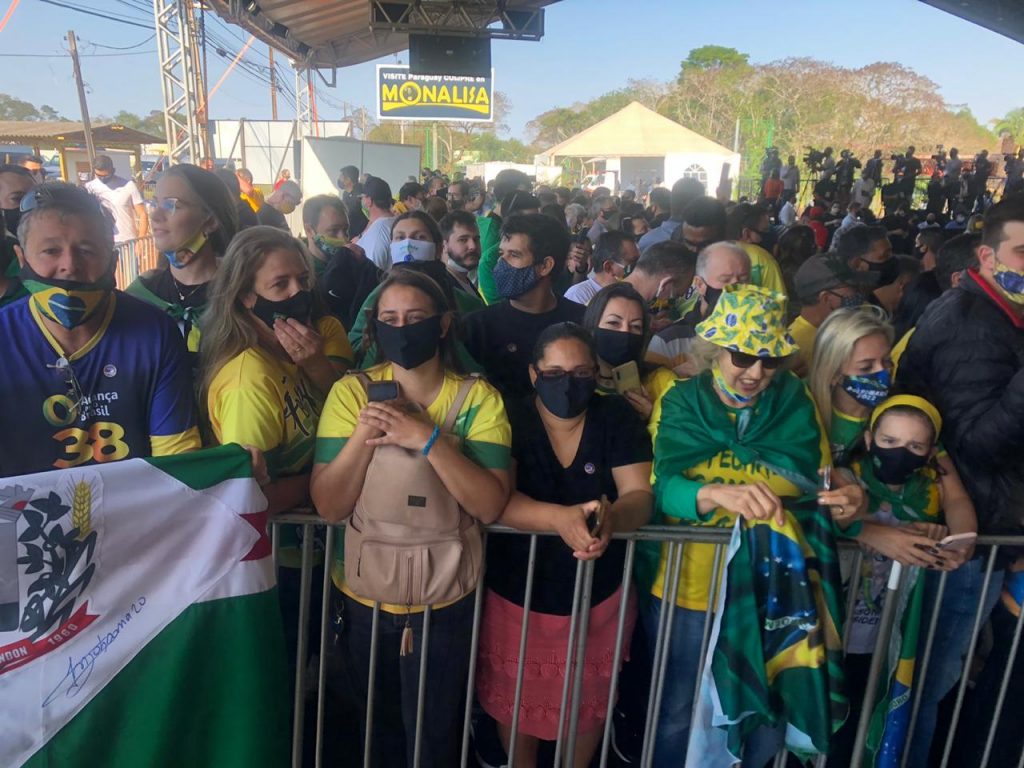 Multidão aguarda chegada de Bolsonaro para lançar pedra fundamental de duplicação da BR-469. Veja fotos! 3 espera de bolsonaro4