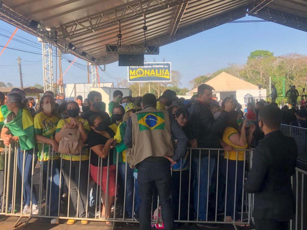 Multidão aguarda chegada de Bolsonaro para lançar pedra fundamental de duplicação da BR-469. Veja fotos! 4 espera de bolsonaro5