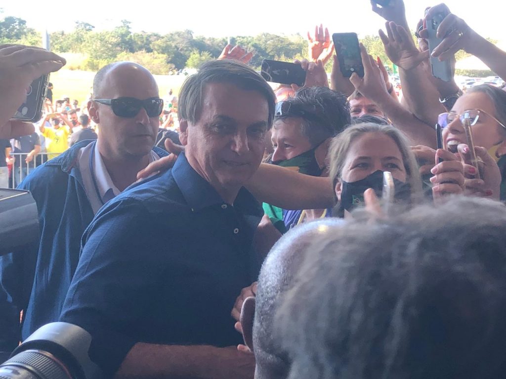 Multidão aguarda chegada de Bolsonaro para lançar pedra fundamental de duplicação da BR-469. Veja fotos! 5 espera de bolsonaro6