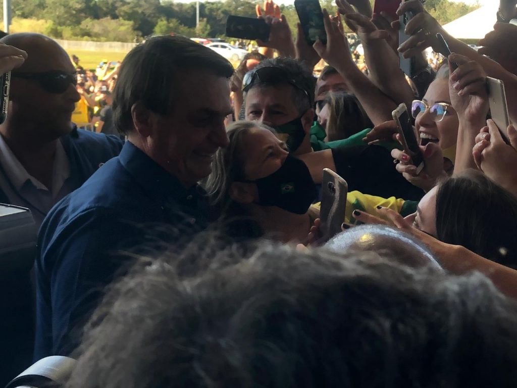 Multidão aguarda chegada de Bolsonaro para lançar pedra fundamental de duplicação da BR-469. Veja fotos! 6 espera de bolsonaro7