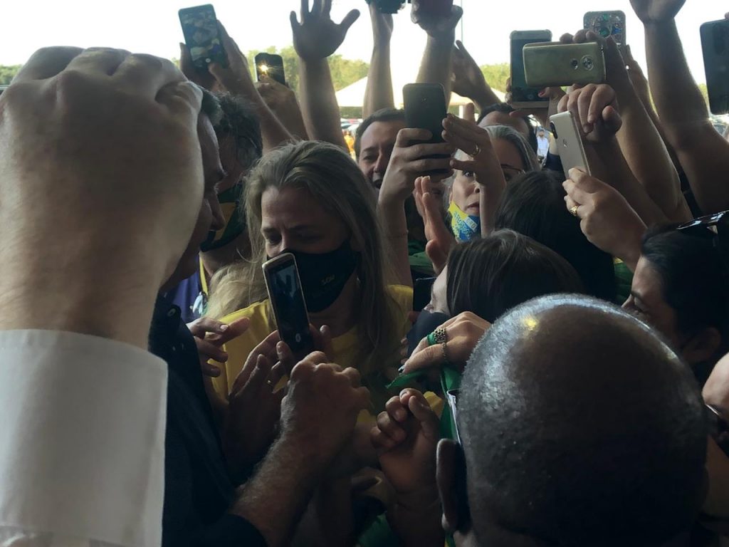 Multidão aguarda chegada de Bolsonaro para lançar pedra fundamental de duplicação da BR-469. Veja fotos! 7 espera de bolsonaro8