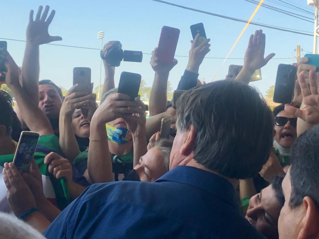 Multidão aguarda chegada de Bolsonaro para lançar pedra fundamental de duplicação da BR-469. Veja fotos! 8 espera de bolsonaro9