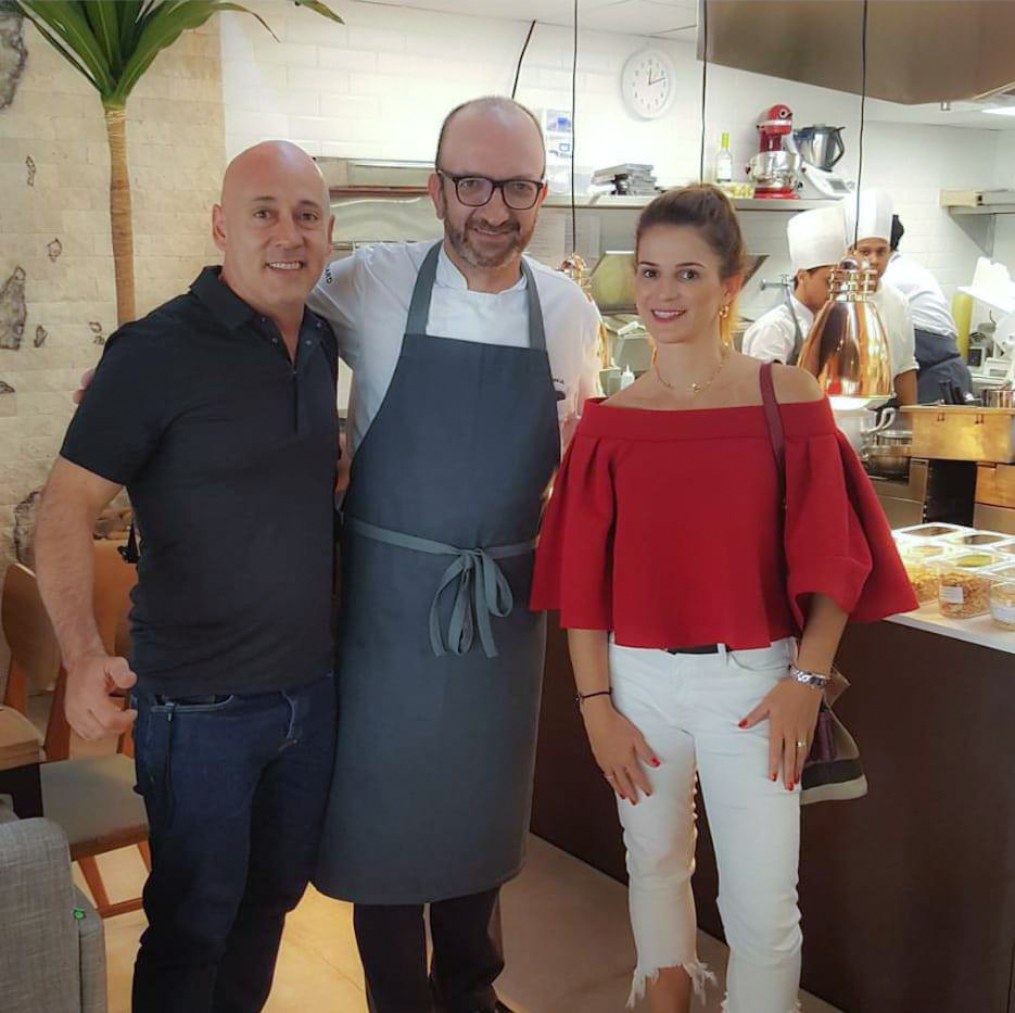 Bona Trattoria apresenta uma oportunidade gastronômica em Foz do Iguaçu: Jantar a quatro mãos 4 1 O casal Iti Rafagnin e Isabel Salvatti com o chef italiano Salvatore Loi