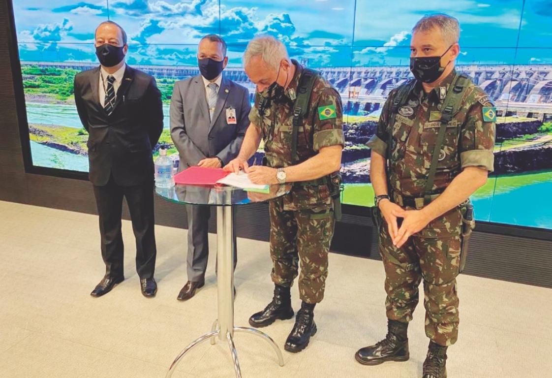 Assinatura do documento por militares e dirigentes da Itaipu